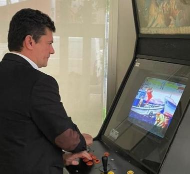 Sérgio Moro jogando fliperama