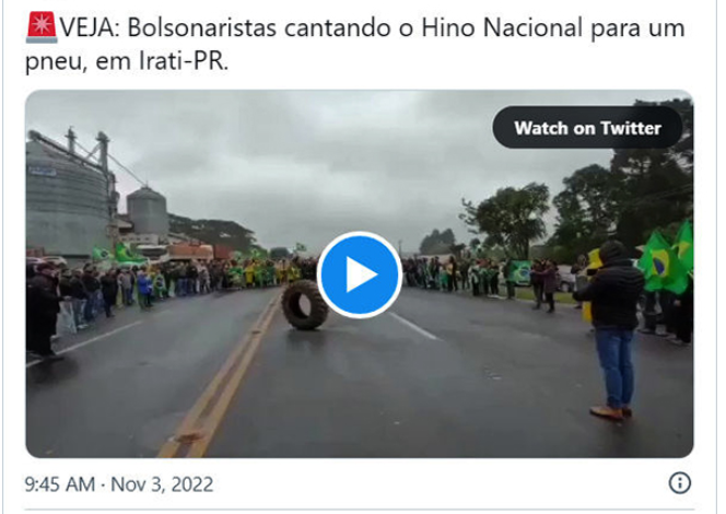 Bolsonaristas se congregam em torno de pneu em manifestação