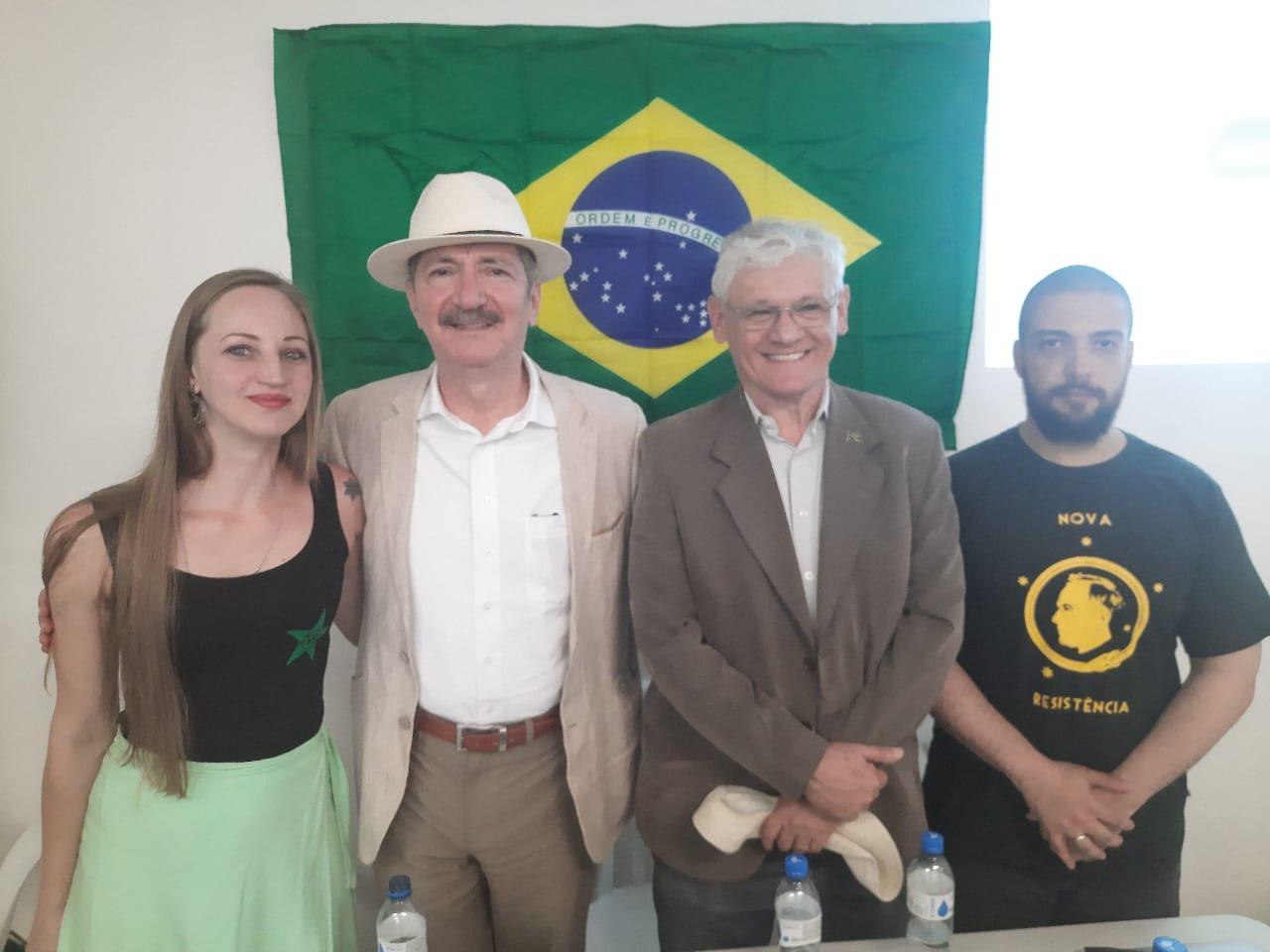 Foto com Amarilis Resende, Aldo Rebelo, Robson Farinazzo e Raphael Machado, durante congresso com neonazista peruano