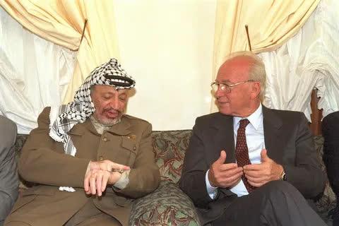 Yasser Arafat e Ytzak Rabin se encontram