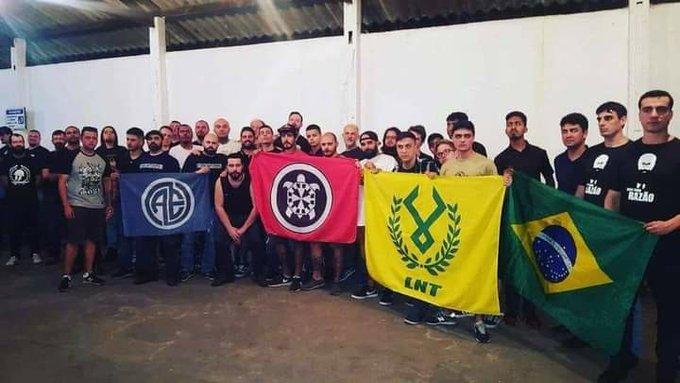 Bandeiras da CasaPound, Accale e LNT no evento conjunto com a Nova Resistência