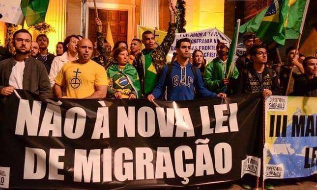 Tio Chico com a LCM na marcha contra lei de imigração em São Paulo