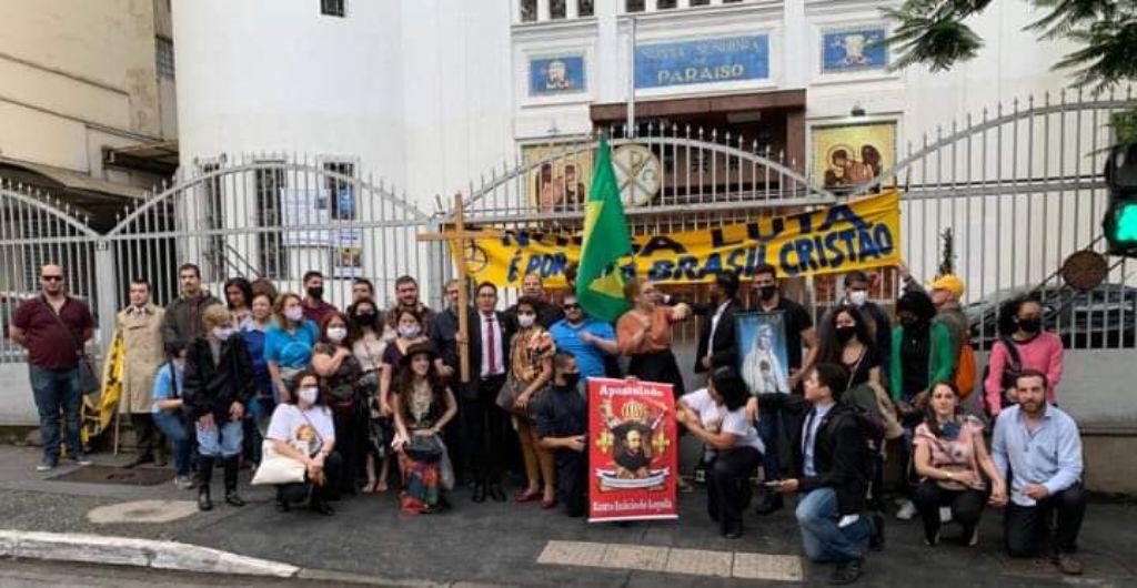 LCM e outros militantes de extrema-direita em frente a Igreja Melquita do Paraíso em São Paulo