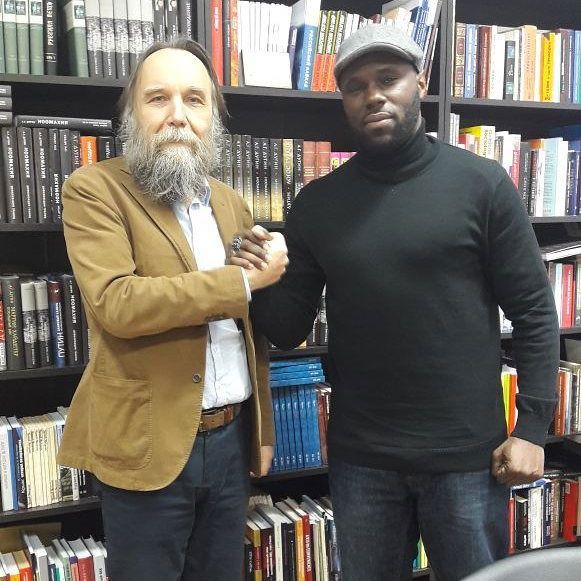 Kémi Séba e Aleksandr Dugin apertam as mãos