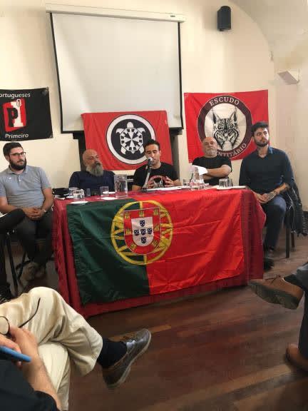 CasaPound e Escudo Identitário com bandeiras dos respectivos grupos em evento em Portugal