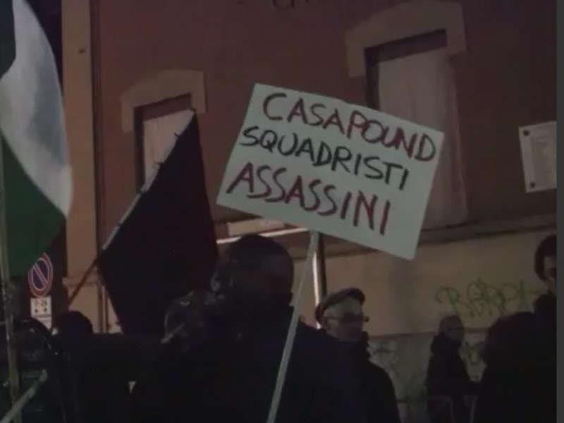 Manifestação contra CasaPound a propósito do Massacre de Florença, na placa 'CasaPound esquadristas assassinos'