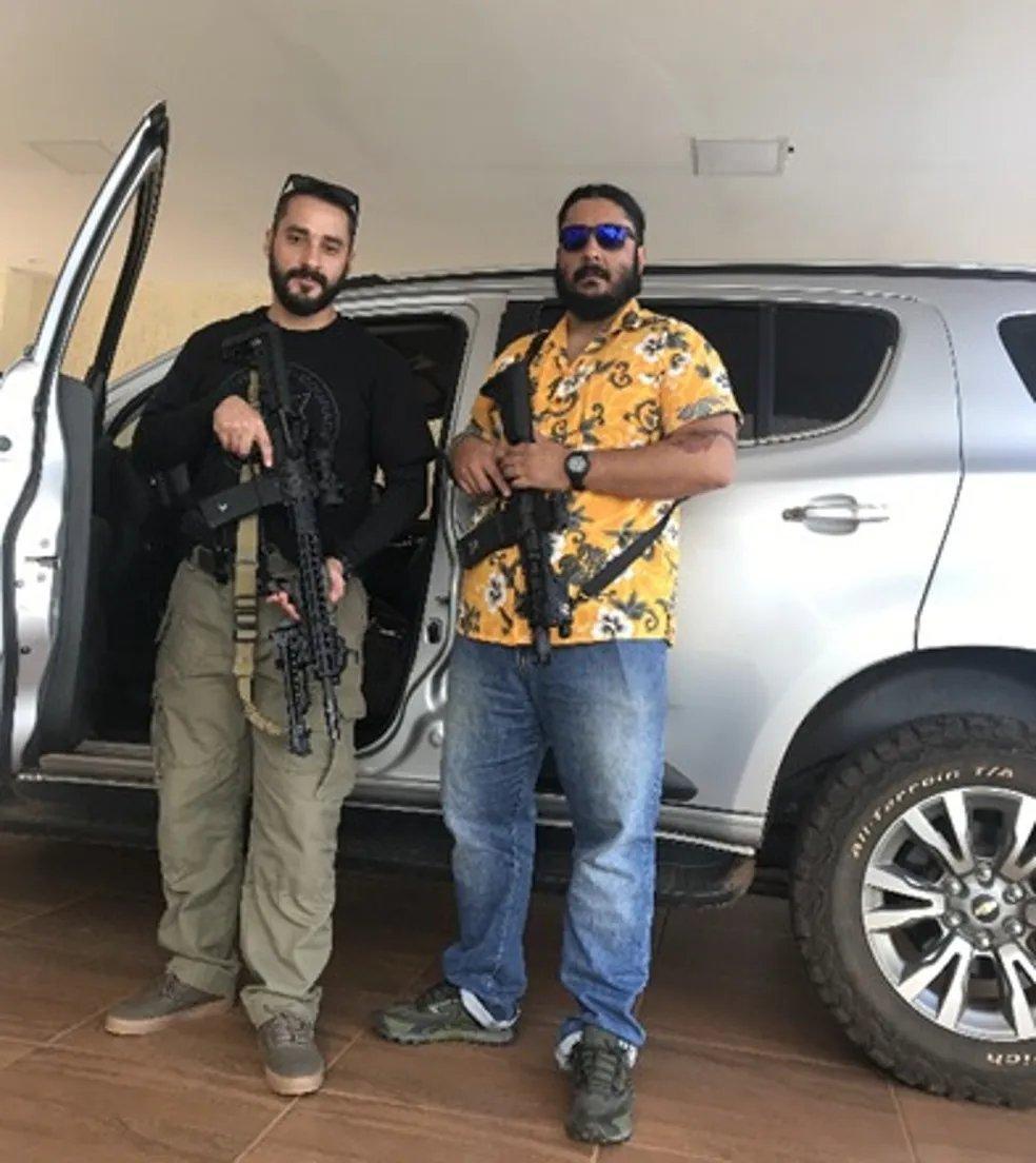 Iuri Gusmão e outro traficante portando armas pesadas