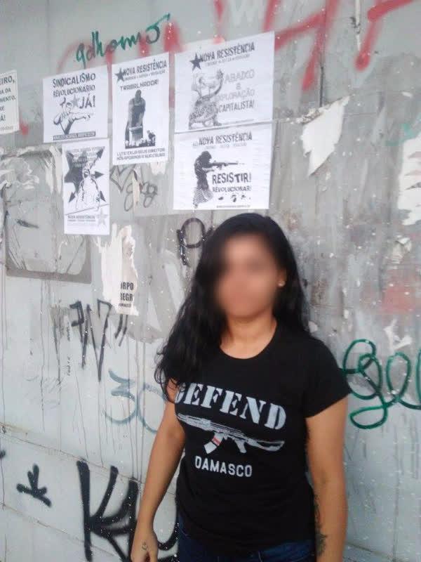 Ana Siman cola cartaz da Nova Resistência em muro