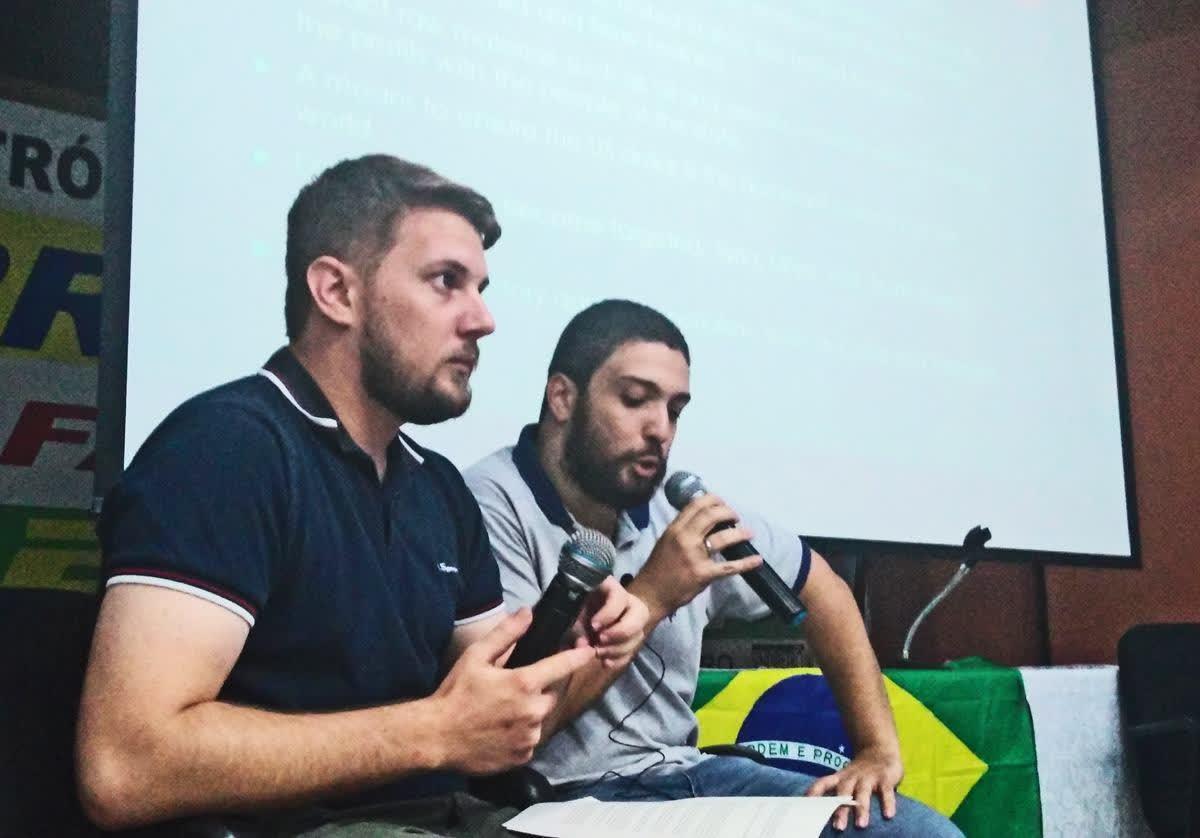 Paul Antonopoulos e Raphael Machado em evento